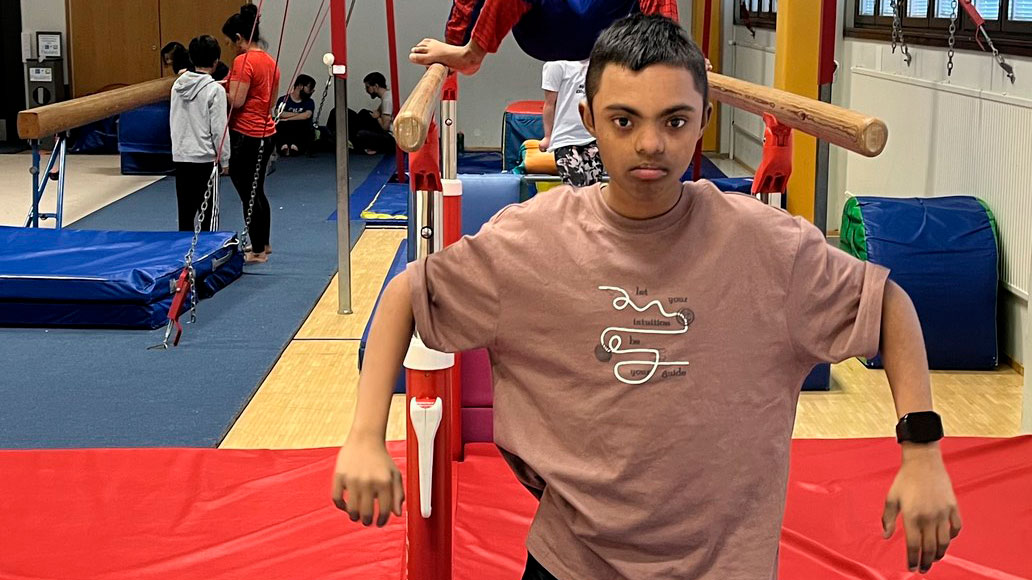 Aashishi poseeraamassa kameralle voimistelualueella.